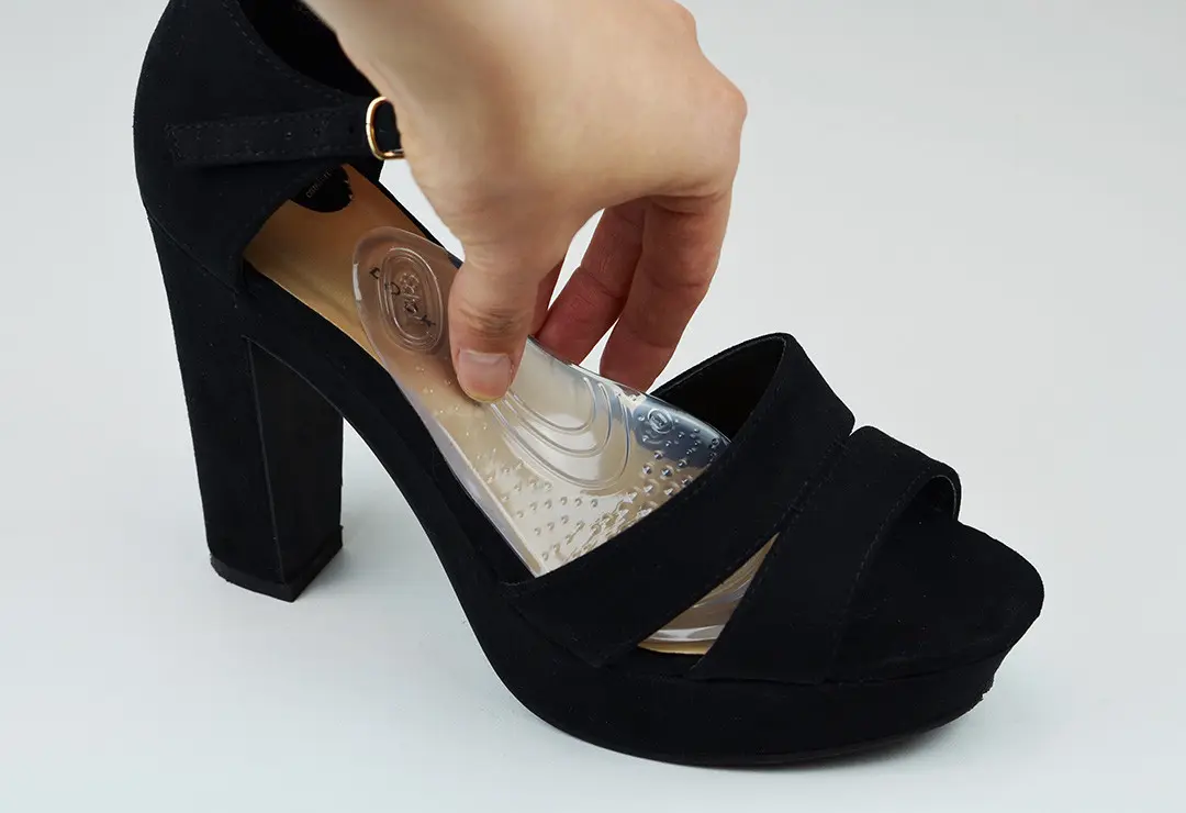 Punya high heels kebesaran? Atasi dengan cara sederhana. (Image: wellnessproducts.ch)
