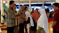 Ribuan warga mengantre untuk bersalaman dengan Sri Sultan HB X yang juga menjabat Gubernur DIY di Bangsal Kepatihan Yogyakarta. (Harminanto/KRJogja.com)