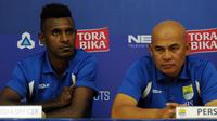 Pemain Persib, Yanto Basna bersiap memberikan jawaban jelang laga final Turnamen Piala Bhayangkara di Stadion GBK Jakarta, Sabtu (2/4/2016). Laga final mempertemukan Persib Bandung dan Arema Cronus. (Liputan6.com/Helmi Fithriansyah)
