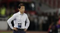 Pelatih Thailand, Akira Nishino, saat melawan Indonesia pada laga kualifikasi Piala Dunia 2022 di SUGBK, Jakarta, Selasa (10/9). Indonesia takluk 0-3 dari Thailand. (Bola.com/M Iqbal Ichsan)