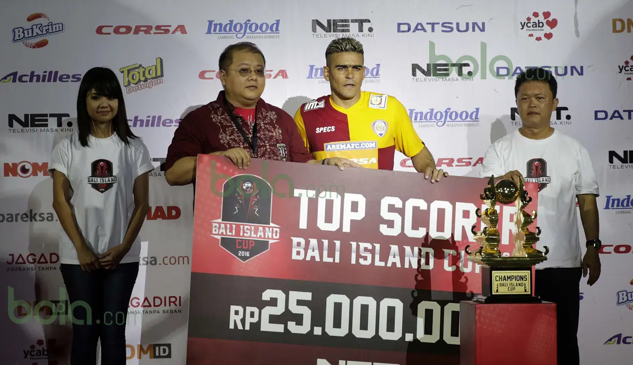 Cristian Gonzales, striker Arema Cronus terpilih menjadi top scorercdi turnamen sepak bola Bali Island 2016 di Stadion Kapten I Wayan Dipta, Gianyar, Bali Selasa (23/2/2016). (Bola.com/Peksi Cahyo)