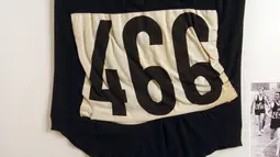 Nomor dada dari Legenda Atletik dari Selandia Baru, Peter Snell saat menjuarai lomba lari 1500m di Olimpiade Tokyo tahun 1964. Singlet yang dikenakan Peter ini terjual saat lelang dengan harga 100 Ribu Dolar Amerika. (AFP Photo)