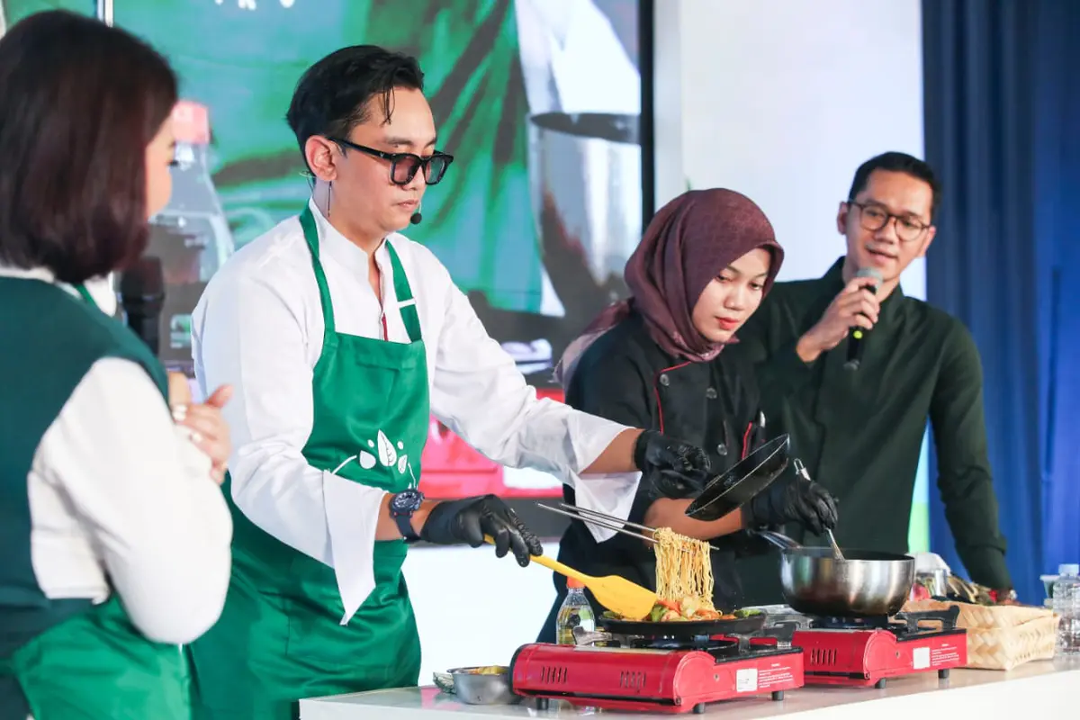 Influencer Kudus ASIK Isman Ridhwansah mengajarkan demo memasak. (Liputan6.com/Arief Pramono)