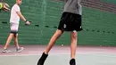 <p>Walaupun masih SMP, Bintang sudah tinggi seperti Hengky Kurniawa. "Nemenin si Abang @bintangpratamakurniawan latihan tenis gaes. Tingginya udah ngalahin papanya." tulis Hengky. [Foto: instagram.com/hengkykurniawan]</p>