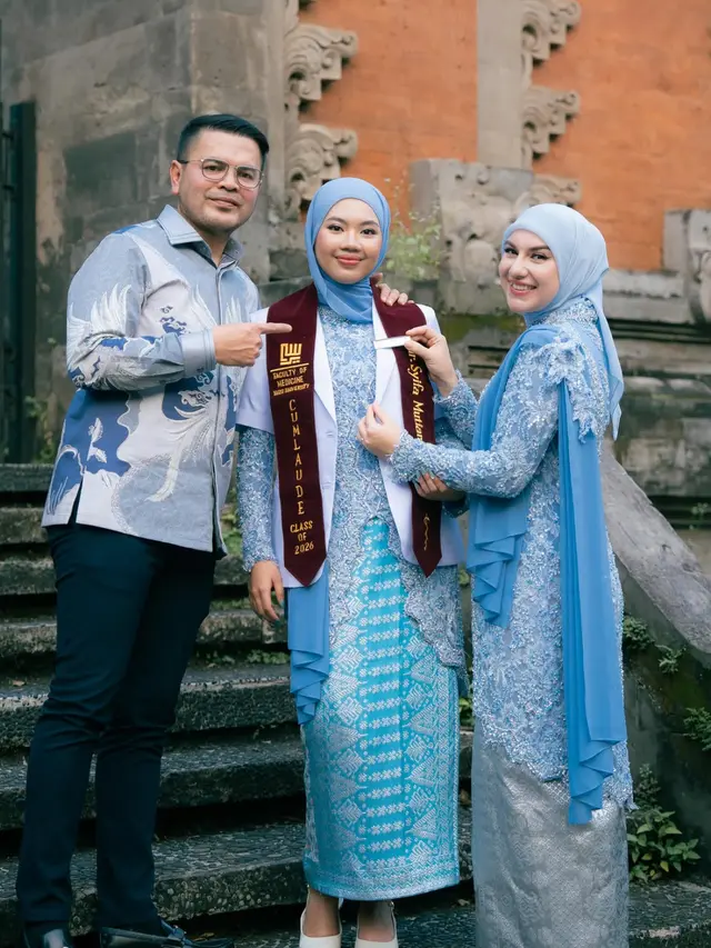 Irish Bella saat Hadiri Wisuda Putri Sambung pakai kebaya biru. [@_irishbella_]