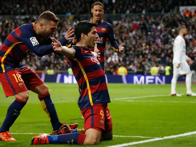 Penyerang Barcelona Luis Suarez (kanan) melakukan selebrasi dengan bek Barcelona Jordi Alba setelah mencetak gol keempat bagi timnya di stadion Santiago Bernabeu, Spanyol, (22/11). Barcelona mengalahkan Real Madrid dengan skor 4-0. (Reuters/Sergio Perez)
