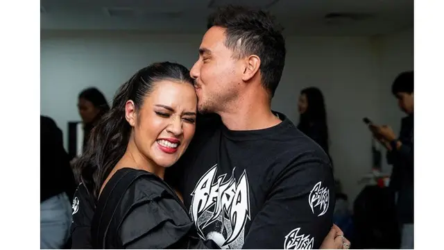 6 Potret Hamish Daud Temani Raisa Manggung, Heboh Bikin Iri