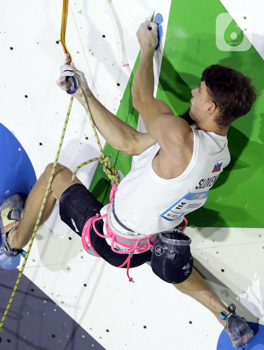 Atlet panjat tebing putra Slovenia, Luka Potocar saat berlaga di babak final kategori lead Kejuaraan Dunia Panjat Tebing 2022 seri Jakarta, Senin (26/9/2022). Luka Potocar menempati posisi ketujuh dengan poin 25+ di final lead putra Kejuaraan Dunia Panjat Tebing 2022 seri Jakarta. (Liputan6.com/Helmi Fithriansyah)