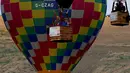 Sejumlah balon udara terbang dalam festival internasional Sagrantino di kawasan Umbria, Italia, 22 Juli 2018. Puluhan balon udara saling berkompetisi menghadapi tantangan dalam festival yang memperebutkan piala perak tersebut. (AFP PHOTO/TIZIANA FABI)