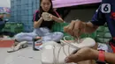 Dalam sebulannya, rata-rata Karlyn berhasil menjual 3.000 pasang sandal. (Liputan6.com/Herman Zakharia)