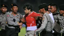 Hendri Mulyadi, suporter Timnas Indonesia nekat masuk ke lapangan hijau pada laga kualifikasi Piala Asia 2011 antara Indonesia vs Oman di Stadion Utama Gelora Bung Karno, Jakarta pada 6 Januari 2010 sebagai bentuk protes dan kecewa terhadap PSSI yang dipimpin oleh Nurdin Halid. ( AFP/Bay Ismoyo )