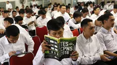 Peserta menunggu tes Seleksi Kompetensi Dasar (SKD) calon pegawai negeri sipil (CPNS) di Gedung Wali Kota Jakarta Selatan, Jumat (26/10). Tes SKD CPNS untuk sesi pertama molor di sejumlah tempat. (Liputan6.com/Immanuel Antonius)
