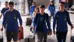 Pemain Timnas Inggris U-17, Chris Rigg (tengah) dan rekannya saat tiba di Terminal 3 Bandara Soekarno Hatta, Tangerang, Banten menjelang Piala Dunia U-17 2023 pada Jumat (03/11/2023). (Bola.com/Bagaskara Lazuardi)