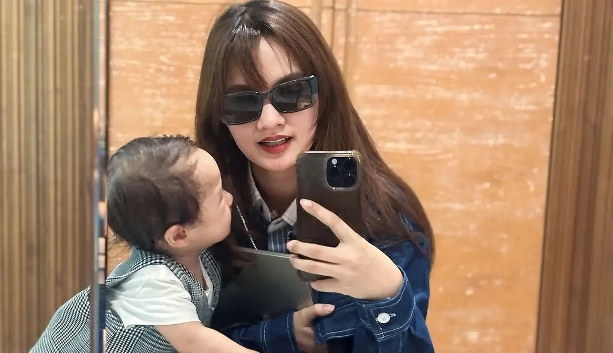 Gaya rambut dapat memancarkan pesona seseorang, begitu juga dengan Sabrina. Dalam foto yang diunggahnya ini, Sabrina terlihat membiarkan rambutnya tergerai. Tampilan ini semakin membuatnya seperti anak ABG yang baru pulang dari kampus. Kacamata hitam yang dikenakannya mendukung penampilannya jadi makin menarik. Kebersamaannya dengan Baby Launa ini pun bak kakak adik. (Liputan6.com/IG/@sabrinaanggraini)