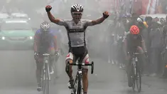 Ekspresi pebalap Bridgestone Anchor Cycling Team Jepang, Sho Hatsuyama sesaat setelah finis pertama di Etape 9 Tour de Singkarak 2015 dari Padang Panjang menuju Padang, Sumatra Barat, Minggu (4/10/2015). (Bola.com/Arief Bagus)