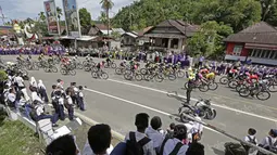 Antusias warga Painan saat menyambut pebalap pada etape ke-5 Tour de Singkarak dari Pantai Carocok-Painan menuju pantai Gondoriah-Pariaman, Sumatera Barart. (Bola.com/Nicklas Hanoatubun)
