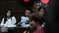 Jessica Kumala Wongso menyimak keterangan dari saksi ahli psikologi klinis Antonia Ratih Handayani di sidang lanjutan pembunuhan Mirna Salihin di PN Jakarta Pusat, Senin (15/8). (Liputan6.com/Johan Tallo)