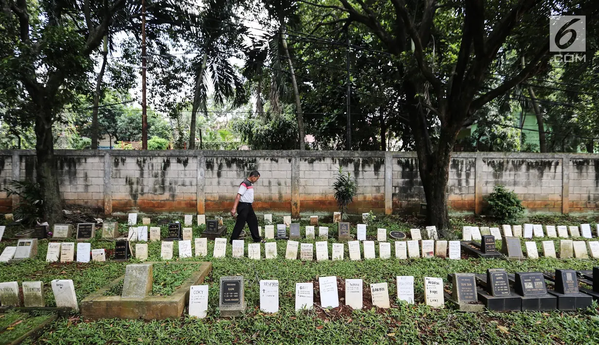 Penjaga melintas di pemakaman hewan peliharaan Pondok Pengayom Satwa Jakarta, Senin (8/4). Lokasi yang didirikan pada tahun 1987 oleh Soeprapti, istri mantan Gubernur DKI Jakarta R Soeprapto berdiri atas lahan seluas lima ribu meter persegi. (Liputan6.com/Fery Pradolo)