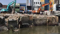Setelah beberapa bangunan ruko digusur, kini proses pemasangan turap di Kali Ciliwung mulai dilakukan, Jakarta, Rabu (3/9/14). (Liputan6.com/Miftahul Hayat)