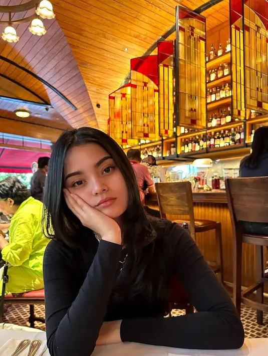 Ia kini memiliki 281 ribu followers di Instagram dan 277 ribu di TikTok. Wajah kalem serta kepribadian unik buat banyak orang jatuh hati. [Instagram @annyaerica]