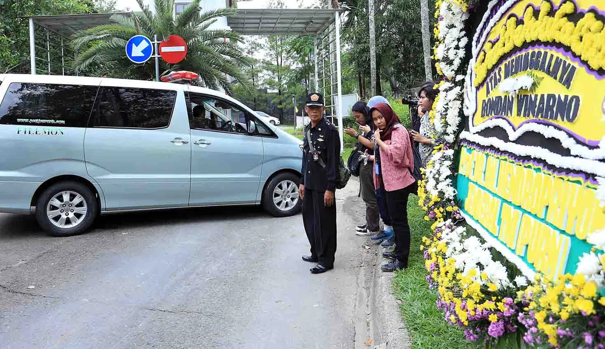Bondan Winarno meninggal dunia setelah tiga bulan lalu keluar masuk rumah sakit. Almarhum meninggal dunia dengan meninggalkan seorang istri, Yvonne Winarno dan tiga orang anak. (Deki Prayoga/Bintang.com)