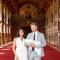 Pangeran Harry dan Meghan Markle memperkenalkan bayi mereka (Dominic Lipinski/AP)