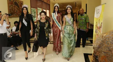 Miss Internasional 2015, Edymar Martinez berjalan bersama Ketua Dewan Pembina Yayasan Puteri Indonesia, Putri K.Wardani saat jumpa pres kunjungan Miss Internasional 2015 di Jakarta pusat, Jumat (19/2). (Liputan6.com/Herman Zakharia)