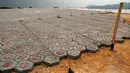 Ribuan keping conblok digunakan sebagai alas utama helipad yang ada dan dibangun di salah satu sisi Gunung Padang di Kampung Cimanggu, Cianjur, Jawa Barat, (20/9/2014). (Liputan6.com/Helmi Fithriansyah)