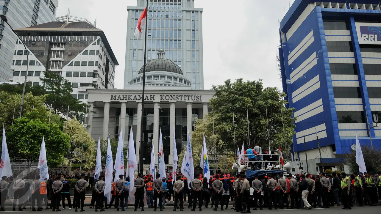 20160722-Gugat UU Tax Amnesty, Serikat Buruh Geruduk MK-Jakarta