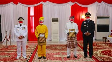 Dua perwakilan narapidana di Riau yang menerima remisi kemerdekaan dan dinyatakan langsung bebas.