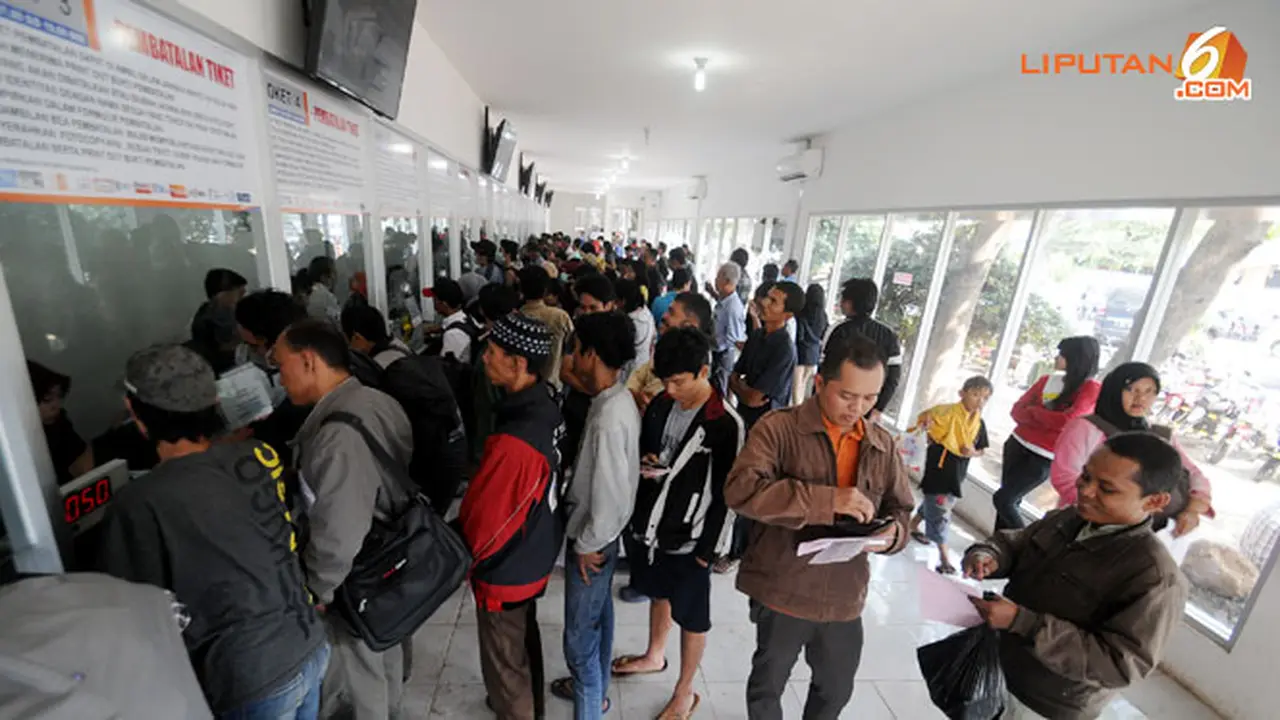 antri-tiket-kereta-130807b.jpg