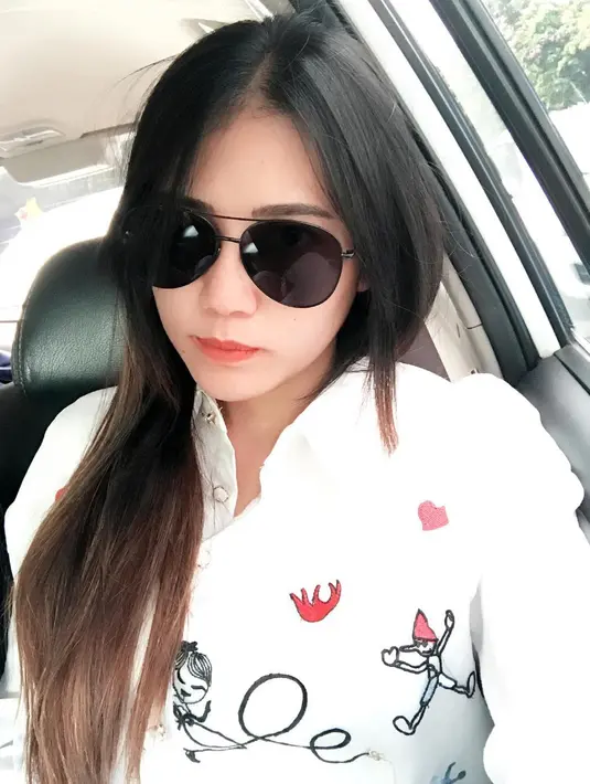 Di setiap penampilannya, pemilik nama Maulidia Octavia ini selalu tampil manis. (foto: instagram.com/viavallen)