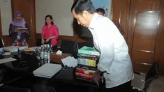 Jokowi mengemasi barang-barang miliknya dari ruang kerja Gubernur DKI di Balaikota Jakarta, (17/10/14). (Liputan6.com/Herman Zakharia)