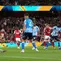 Martin Odegaard dari Arsenal, kedua kanan, mencetak gol ketiga timnya pada pertandingan Liga Inggris antara Arsenal dan Coventry City di London, Sabtu (22-8-2026) dini hari WIB. (AP Photo/Kirsty Wigglesworth)