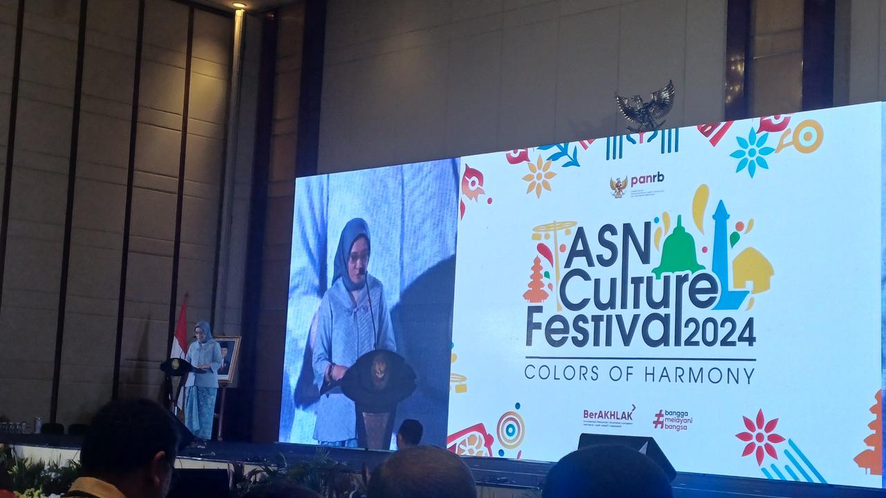 Menteri Pendayagunaan Aparatur Negara dan Reformasi Birokrasi (Menpan RB), Rini Widyantini, dalam ASN Culture Festival 2024 di The Ritz-Carlton Pacific Place, Jakarta, Selasa (10/12/2024). (Maulandy/Liputan6.com)