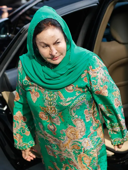 Rosmah Mansor, istri mantan PM Malaysia Najib Razak, mendatangi kantor Komisi Antikorupsi Malaysia (MACC) di Putrajaya, Rabu (26/9). Ini merupakan kedua kalinya Rosmah ditanyai oleh MACC, setelah panggilan pertamanya pada Juni lalu. (AP/Vincent Thian)