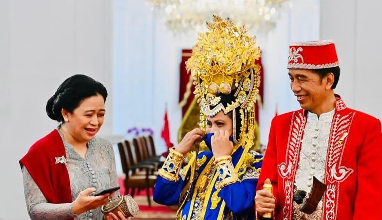 Kebersamaan Puan Maharani bersama Presiden Jokowi dan Ibu Negara Iriana. Puan terlihat elegan mengenakan kebaya berwarna abu-abu, dipadukannya dengan kain batik sebagai rok, dan selendang merah polos. [Foto: Instagram/puanmaharaniri]