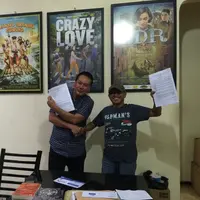 Ody Mulya Hidayat dan Pidi Baiq akan bekerjasama membuat film BAracas. (Maxima Pictures)