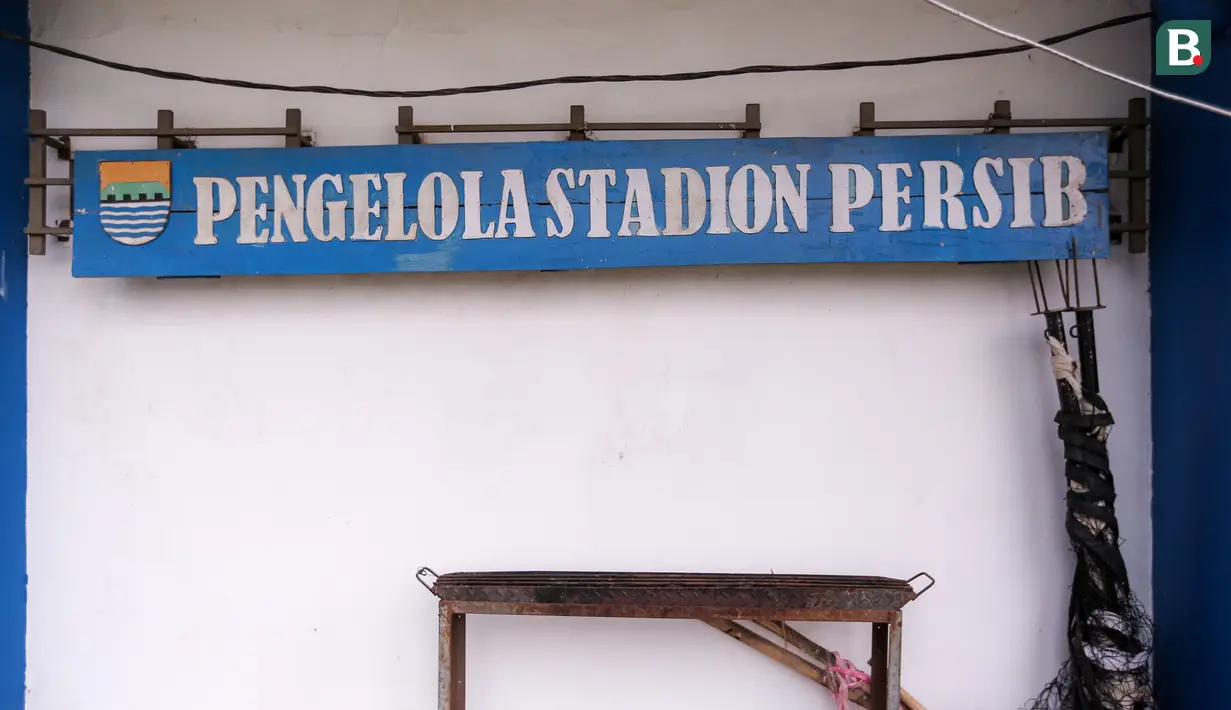 Papan bertuliskan "Pengelolaan Stadion Persib" di Stadion Sidolig yang terletak di Batununggal, Kota Bandung, Jawa Barat pada Sabtu (21/10/2023) WIB. Sejak kepemilikannya beralih ke Pemerintah Kota (Pemkot) Bandung, Stadion Sport in de Openlucht is Gezond alias Sidolig berganti nama menjadi Stadion Persib. (Bola.com/Bagaskara Lazuardi)
