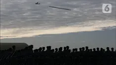 Pasukan TNI AU melakukan upacara memperingati hari ulang tahun (HUT) ke-77 di Lanud Halim Perdanakusuma, Jakarta, Kamis (6/4/2023). (Liputan6.com/Faizal Fanani)