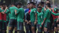 Para pemain Timnas Indonesia berkumpul usai latihan di Lapangan ABC Senayan, Jakarta, Sabtu (17/3/2018). Latihan ini merupakan persiapan jelang laga uji coba melawan Singapura. (Bola.com/Vitalis Yogi Trisna)