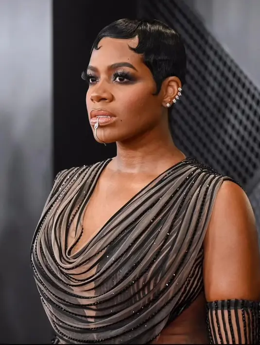 Dengan pixie khasnya, Fantasia Taylor tampil dengan riasan mata smokey dan ombre nude lips yang menarik fokus ke perhiasan bibirnya yang mencolok. [@fantasia]