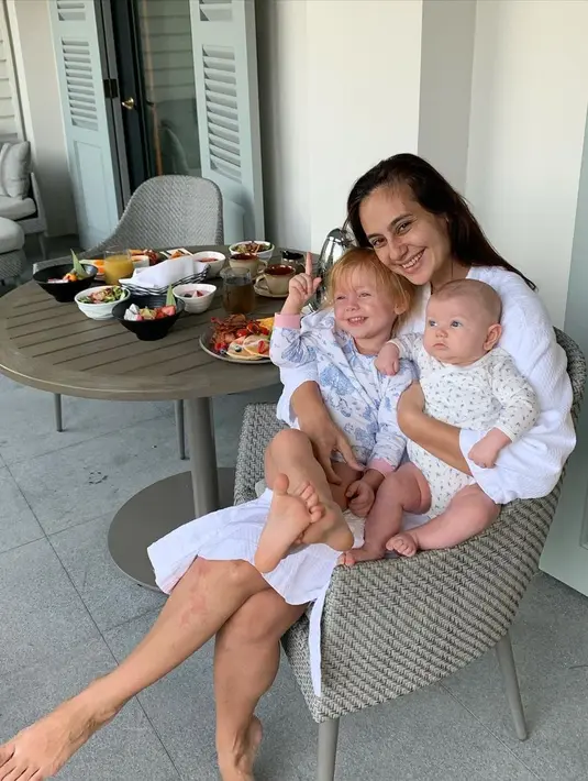 Sudah setahun juga Marissa tidak bertemu ayah dan saudara perempuannya. Lama tidak pulang ke Indonesia membuatnya kangen juga dengan teman-teman. Marissa merasa, masih hidup di tahun 2019. (Instagram/marissaln)