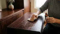 8 Cara Menyamarkan Goresan pada Furnitur Kayu Gelap agar Tampak Seperti Baru