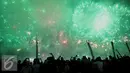 Sejumlah warga melihat pertunjukan pesta kembang api  yang menghiasi langit di kawasan wisata Ancol, Jakarta, Jumat (1/1/2015). Pergantian malam tahun 2015 diwarnai kembang api yang sangat spektakuler di kawasan tersebut. (Liputan6.com/Gempur M Surya)