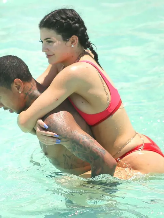 Kylie Jenner dan Tyga tiada hentinya berbagi canda dan kemesraan ketika bermain air. Merasa tidak mau kalah dengan Orlando-Katy Perr, keduanya juga tampil vulgar. (Dailymail/Bintang.com)