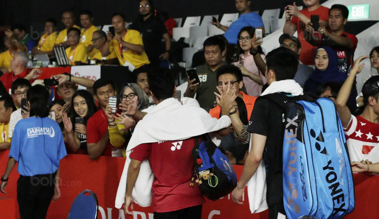 Tunggal putra Indonesia, Anthony Ginting, menyapa penonton pada laga semifinal Indonesia Masters 2018 di Istora Senayan, Sabtu (27/1/2018). Anthony Ginting menang 21-16, 13-21, dan 21-12. (Bola.com/M Iqbal Ichsan)