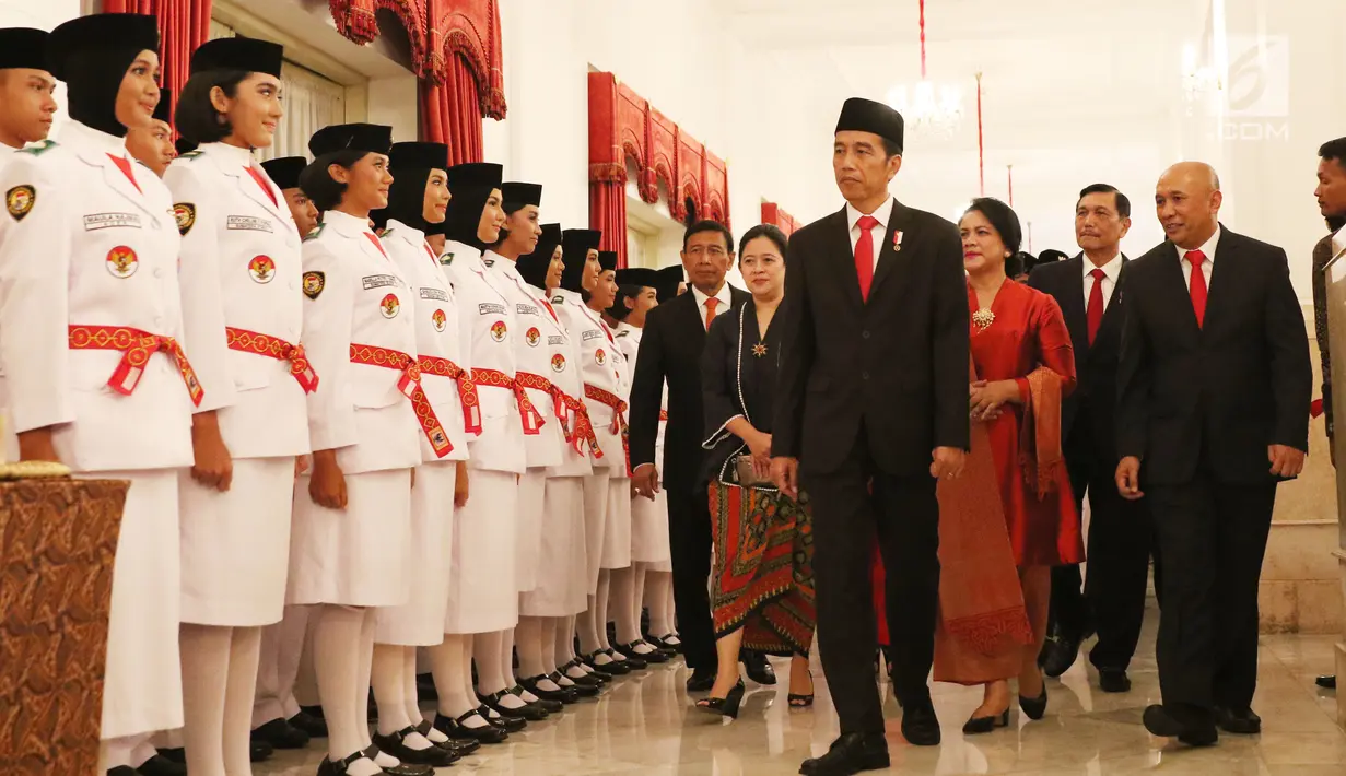 Presiden Jokowi didampingi Ibu Iriana dan sejumlah menteri saat tiba untuk mengukuhkan Pasukan Pengibar Bendera Pusaka (Paskibraka) Nasional 2017 di Istana Negara, Jakarta, Selasa (15/8). (Liputan6.com/Angga Yuniar)