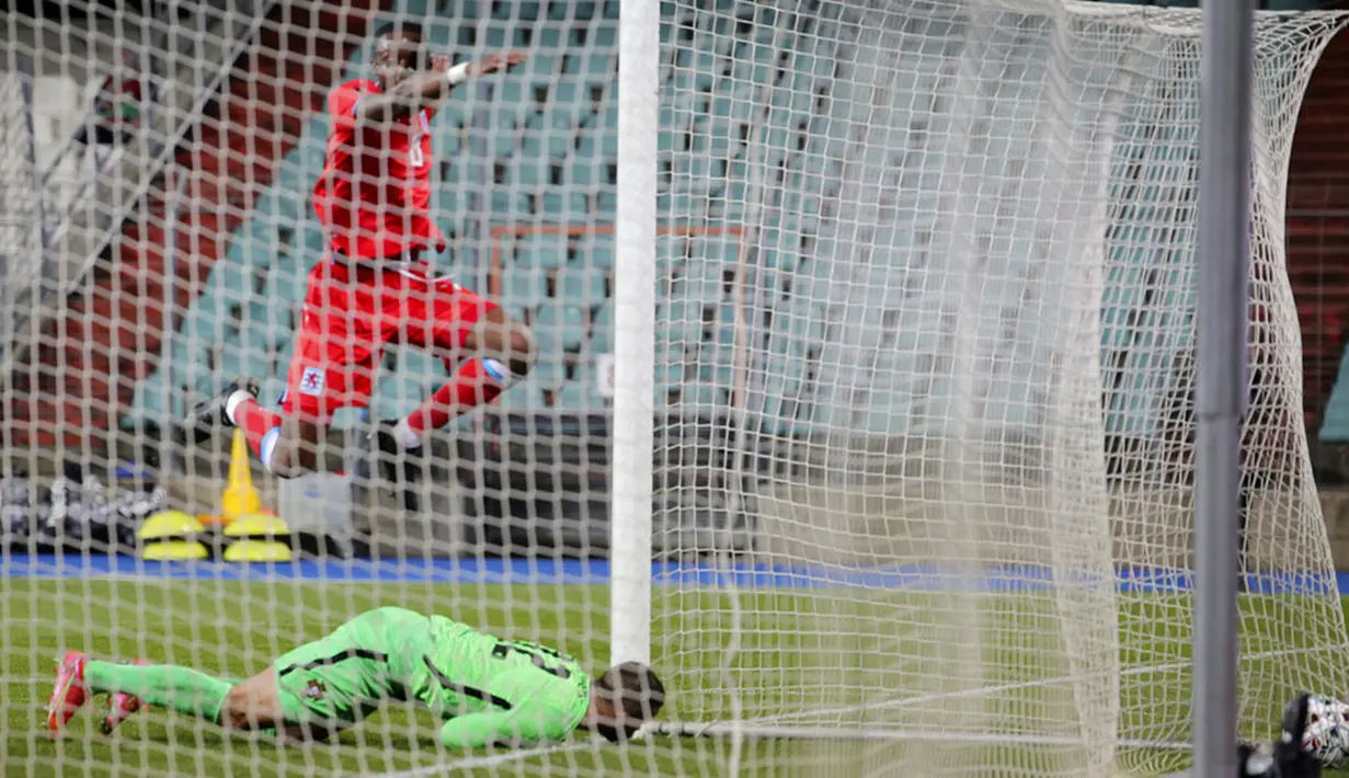 Pemain Luksemburg Gerson Rodrigues mencetak gol ke gawang Portugal yang dijaga kiper Anthony Lopes pada pertandingan Grup A kualifikasi Piala Dunia 2022 di Stadion Josy Barthel, Luksemburg, Selasa (30/3/2021). Portugal menang 3-1. (AP Photo/Olivier Matthys)