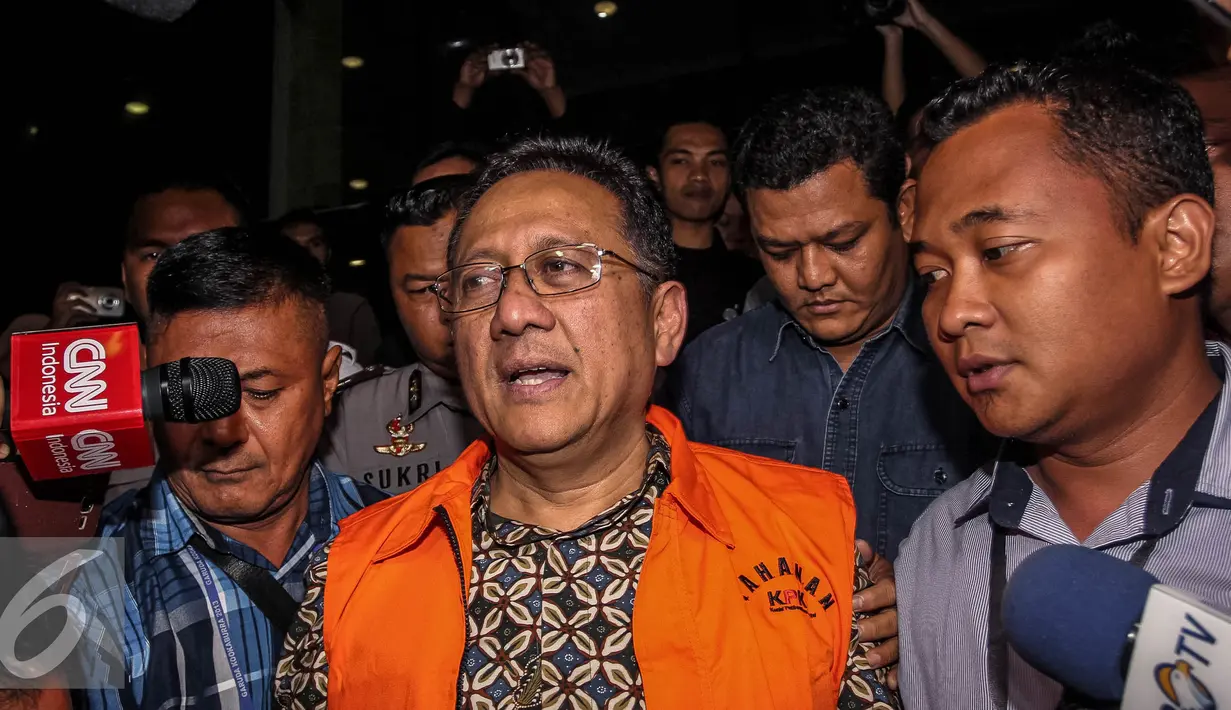 Awalnya Ketua DPD RI, Irman Gusman, tidak begitu saja mengakui menerima uang Rp100 juta diduga suap dari Direktur Utama CV Semesta Berjaya saat tim KPK melakukan OTT di rumah dinasnya, Jakarta, Sabtu (17/9). (Liputan6.com/Faizal Fanani)